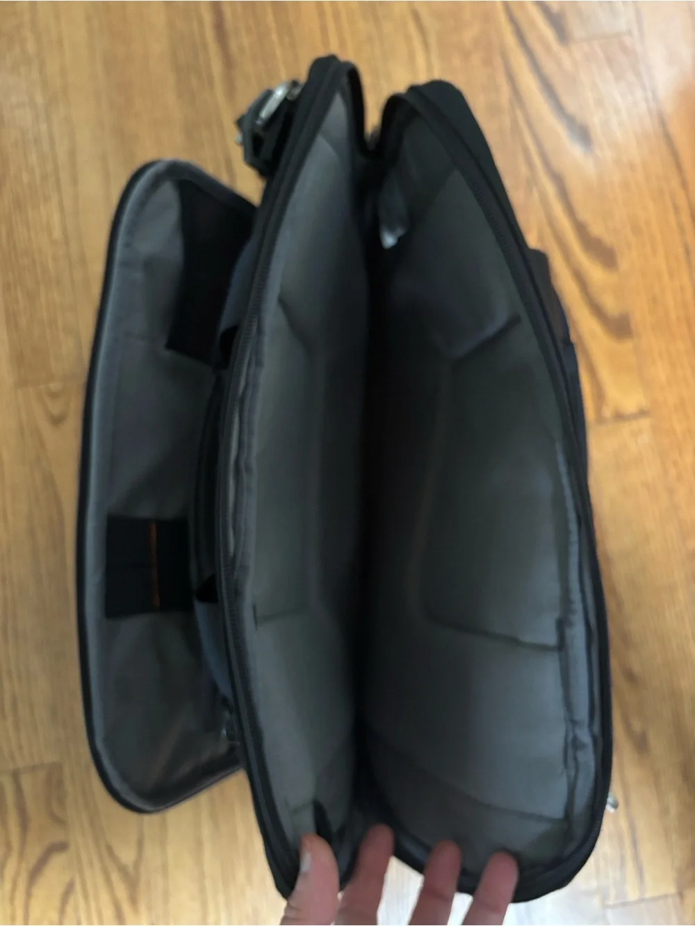 Briggs & Riley Black Laptop Messenger Bag with Adjustable Strap VB 104.4